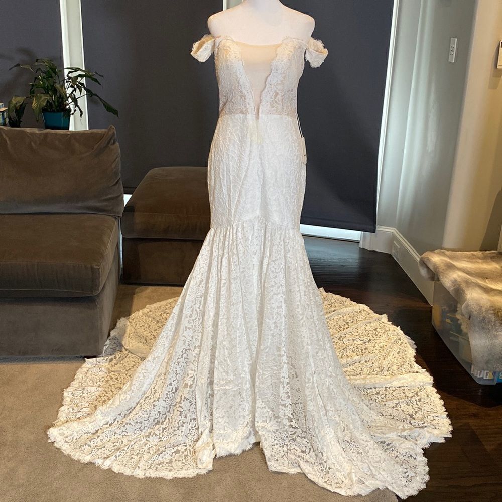 Women’s Lace Wedding Dress Mermaid Fit with Train Size 8 NWT